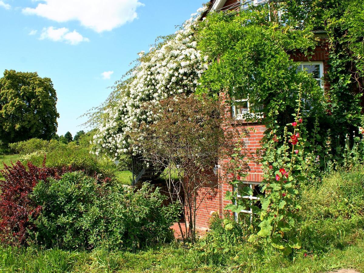 Cosy Apartment In Semlow Germany With Garden Екстериор снимка